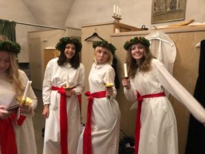 Drei Lucias auf dem Weg zum Lucia-Fest in Schweden