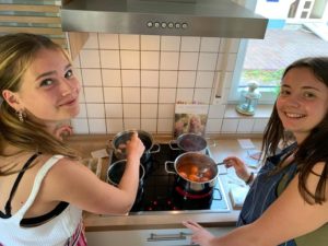 Gastfamilie trotz Corona: Eierfärben an Ostern