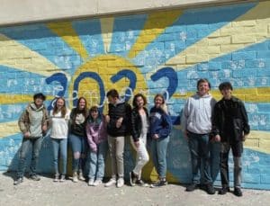 Die USA for You Gruppe vor einer bunten Mauer