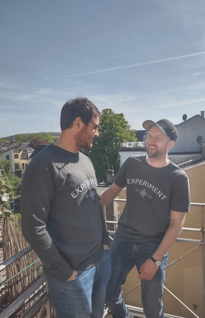 Experiment 1932 Collection - Unisex T-Shirt in Schwarz, Grau meliert und Graugrün erhältlich