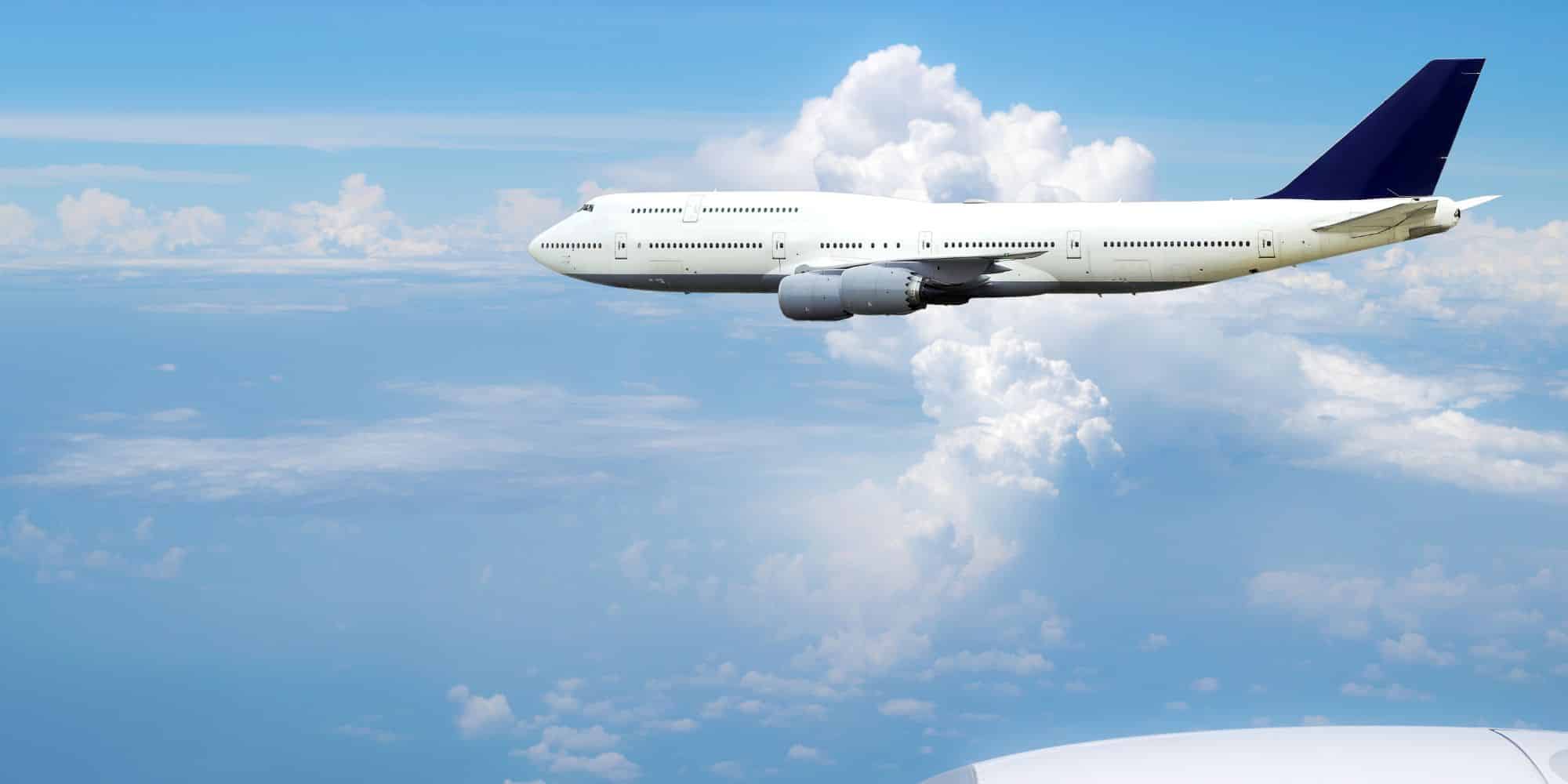 Unterwegs hoch über den Wolken: 6 Reisetipps für Langstreckenflüge
